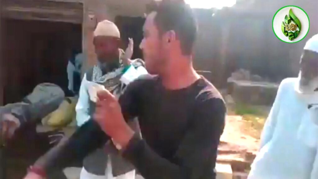 ভারতে বজরং দল কর্মীর হাতে ৩ মুসলিম বৃদ্ধ লাঞ্ছিত