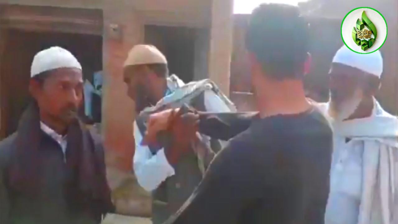 ভারতে বজরং দল কর্মীর হাতে ৩ মুসলিম বৃদ্ধ লাঞ্ছিত