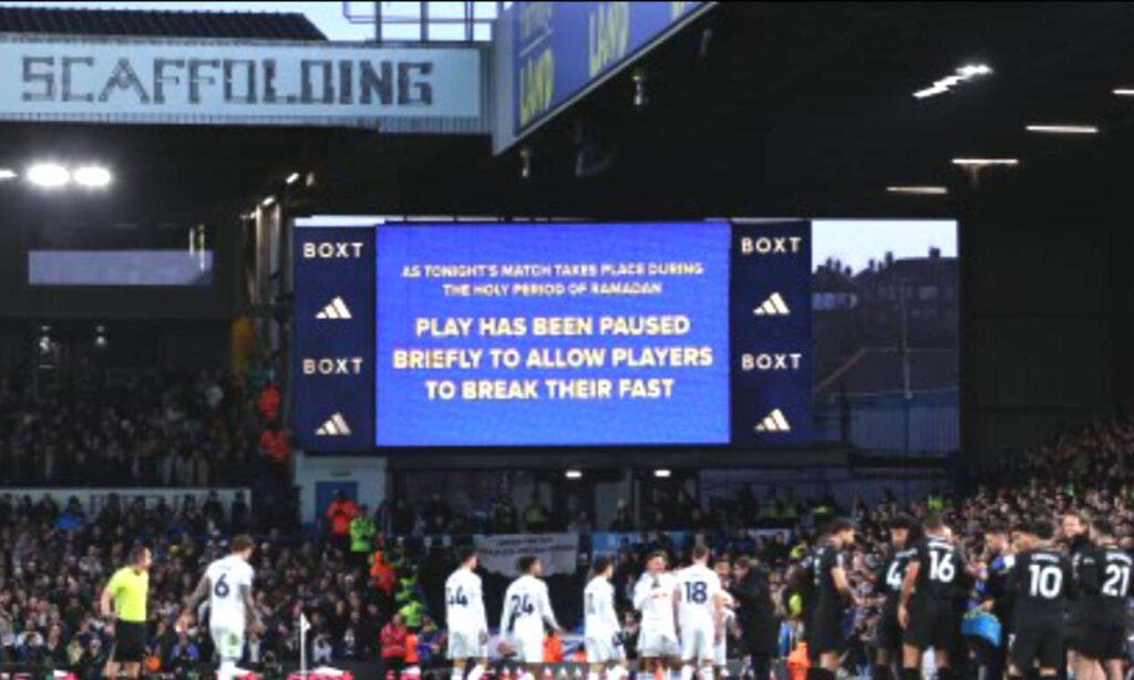 ফুটবল ম্যাচে রমজানে মুসলিম খেলোয়াড়দের ইফতার, ম্যাচ থামতেই নারাজ দর্শক