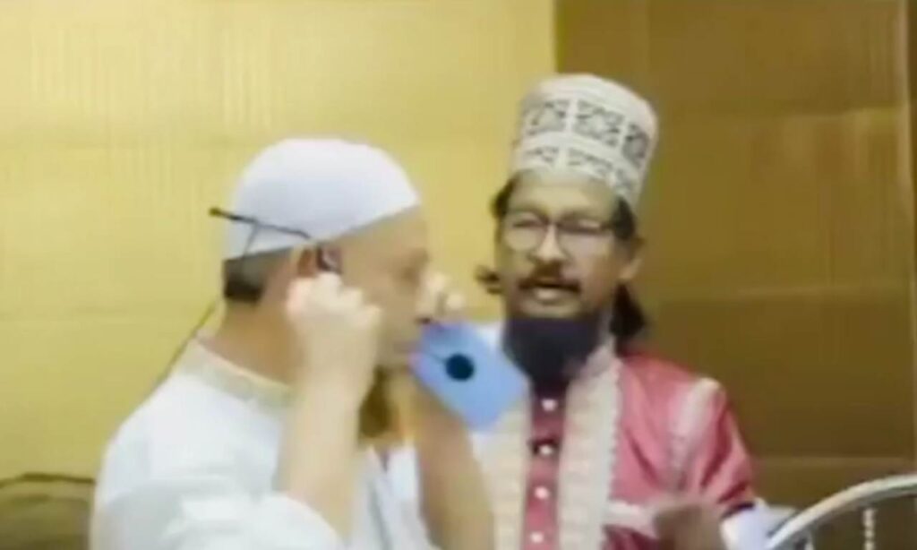 হুজুর কে খুৎবা দিতে বাঁধা দিলেন বিএনপি নেতা: এখন বিএনপি নেতাকে খুৎবা দিতে বলছে হুজুর 2 হুজুর কে খুৎবা দিতে বাঁধা দিলেন বিএনপি নেতা: এখন বিএনপি নেতাকে খুৎবা দিতে বলছে হুজুর