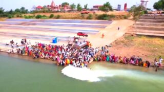 ভারতের নর্মদা নদীতে ১১০০০ লিটার দুধ ঢেলে অভিষেক