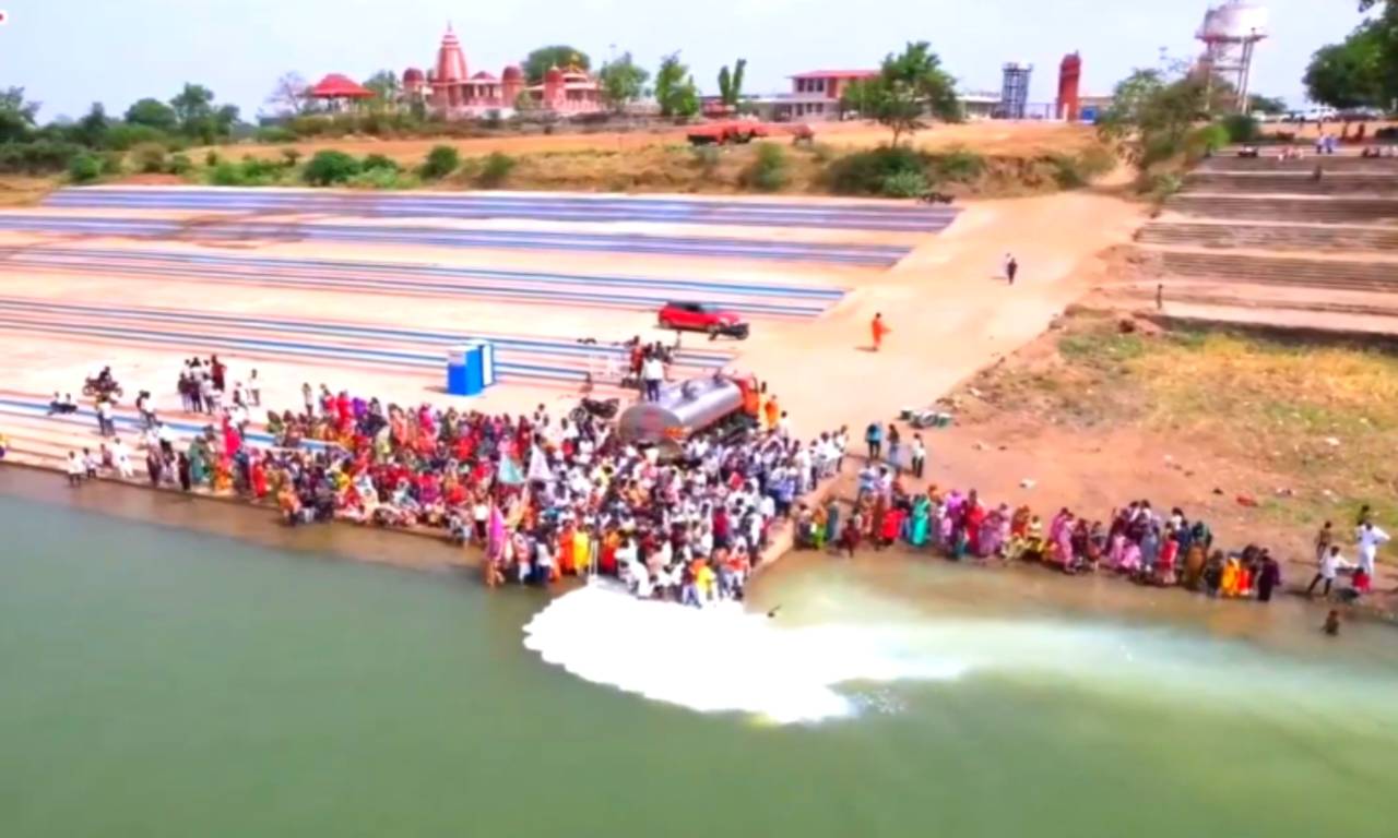 ভারতের নর্মদা নদীতে ১১০০০ লিটার দুধ ঢেলে অভিষেক
