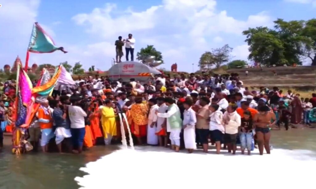 ভারতের নর্মদা নদীতে ১১০০০ লিটার দুধ ঢেলে অভিষেক: ধর্মীয় আচার বনাম সম্পদের অপচয় - তীব্র বিতর্ক 2 ভারতের নর্মদা নদীতে ১১০০০ লিটার দুধ ঢেলে অভিষেক